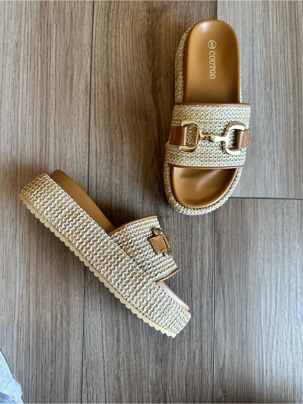 Brand New Coutgo Tan Woven Platform Slide Mules with Gold Chain Accent - Picture 3 of 9